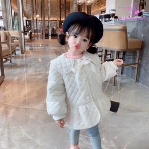 Áo khoác Jady màu trắng bé mặc