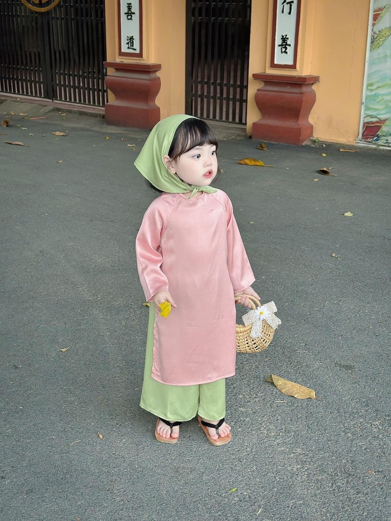 Bộ áo dài truyền thống cho bé gái 8 đến 22kg Bộ áo dài truyền thống cho bé gái 8 đến 22kg