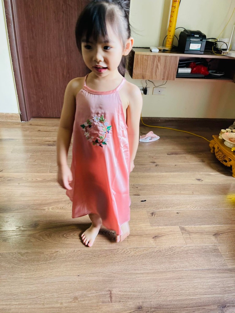 Feedback váy yếm lụa hồng 2