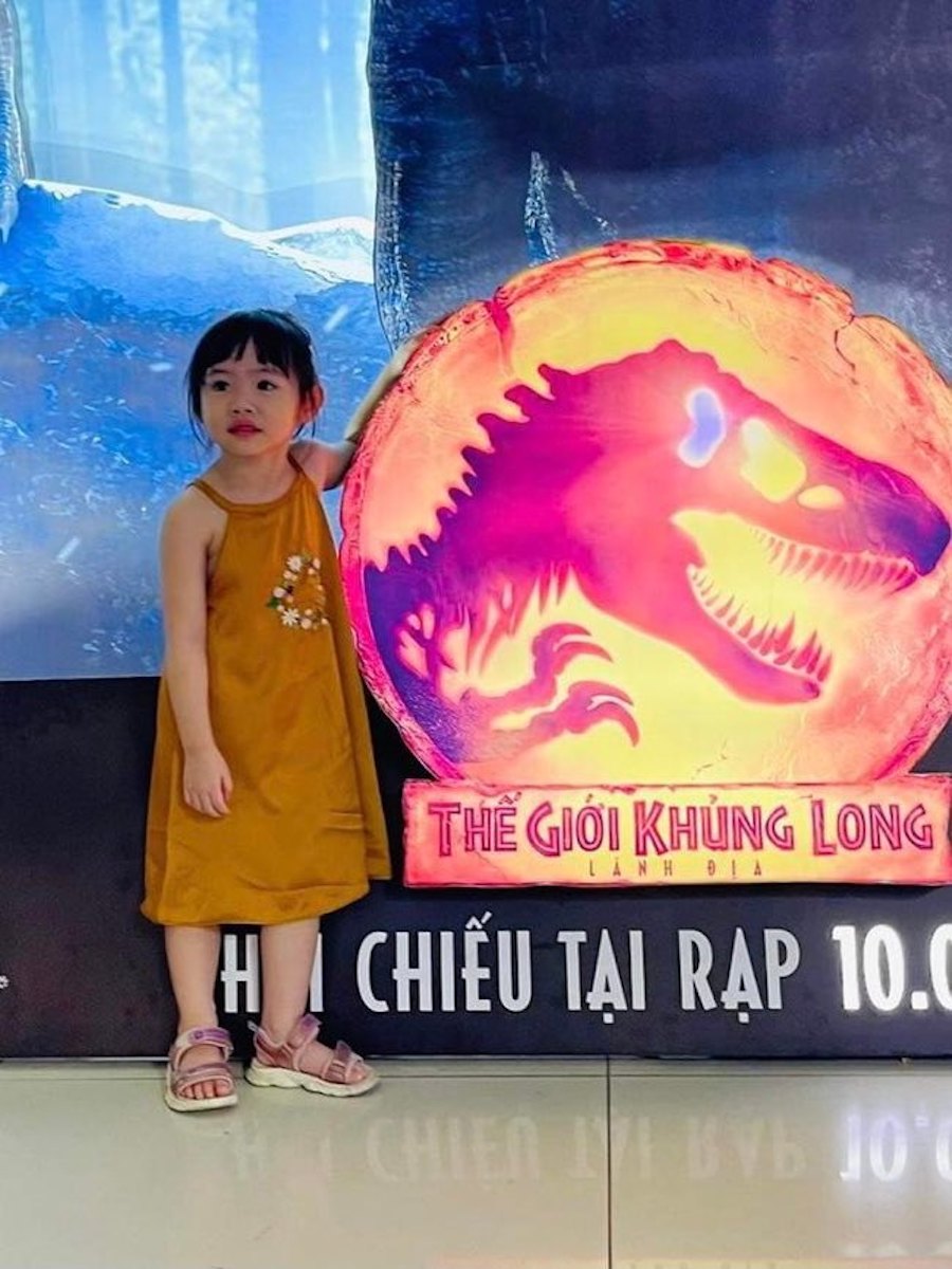 Feedback váy yếm lụa vàng 2