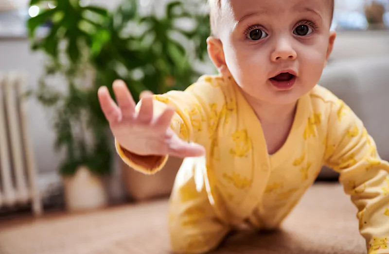 Bé đang bò trong không gian rộng rãi, an toàn, chuẩn bị tập bò