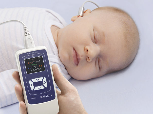 Bé sơ sinh được kiểm tra thính lực định kỳ để phát hiện sớm vấn đề