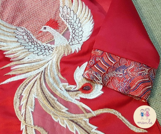 Chi tiết họa tiết chim công thêu tay trên áo dài trẻ em nam