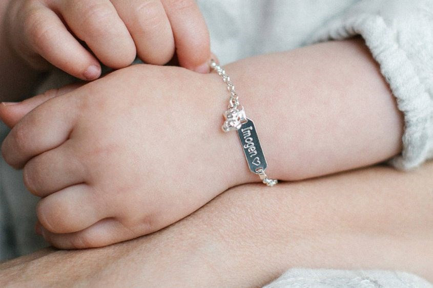 Dây chuyền và lắc tay bạc nhỏ xinh dành cho bé gái, quà tặng đầy tháng bé gái mang ý nghĩa may mắn.