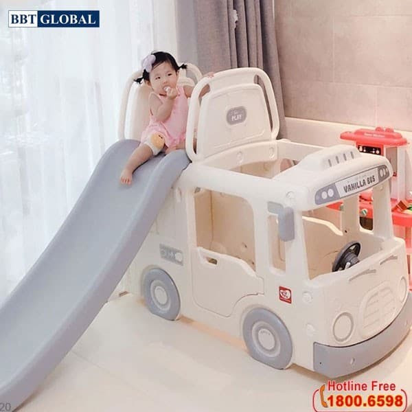 Em bé vui chơi với đồ chơi vận động