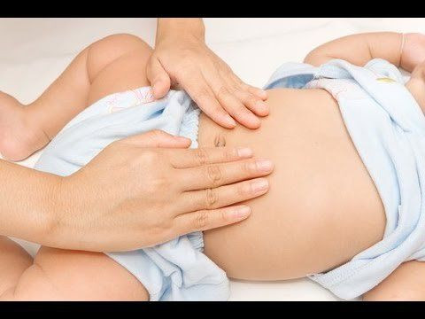 Khi massage vùng bụng, bạn hãy chuyển động tròn theo chiều kim đồng hồ và tránh rốn của trẻ sơ sinh