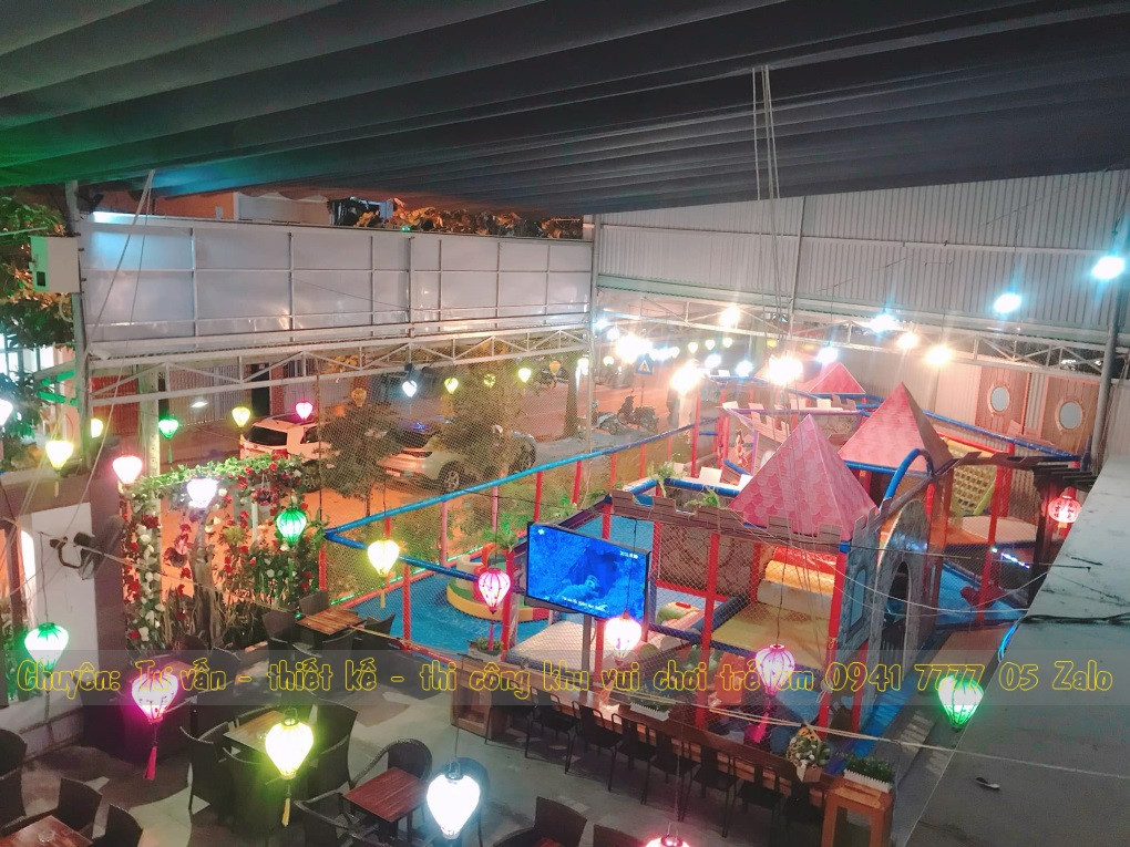 Khu vui chơi trẻ em bên trong khuôn viên một quán cà phê ở Nha Trang, với nhà banh và đồ chơi hấp dẫn