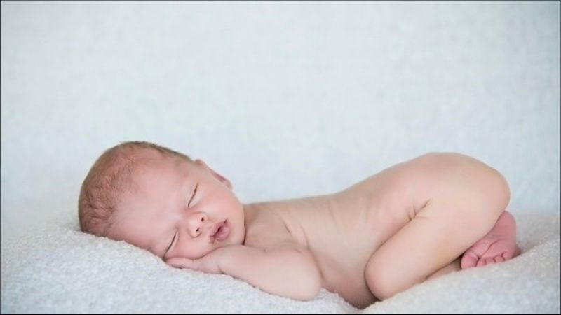 Mẹo dân gian chữa bẹp đầu cho trẻ sơ sinh: Cho trẻ nằm sấp (Tummy Time)