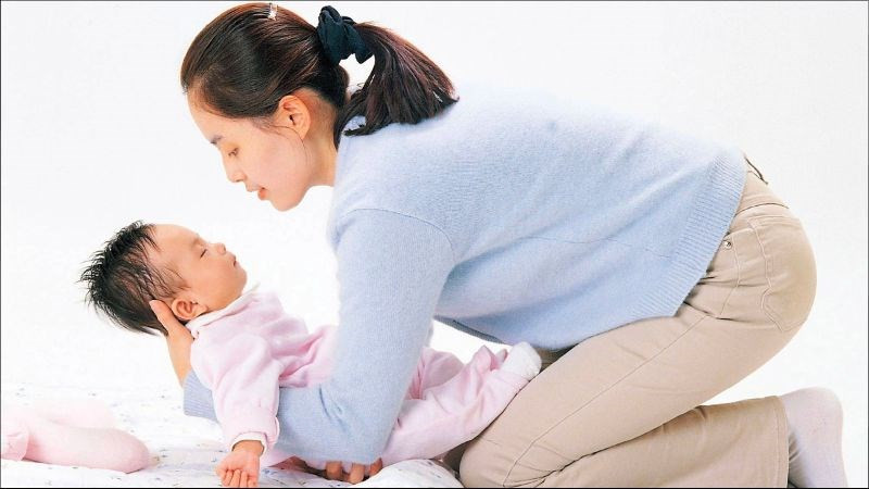 Mẹo dân gian chữa bẹp đầu cho trẻ sơ sinh: Thay đổi tư thế đầu khi bé ngủ