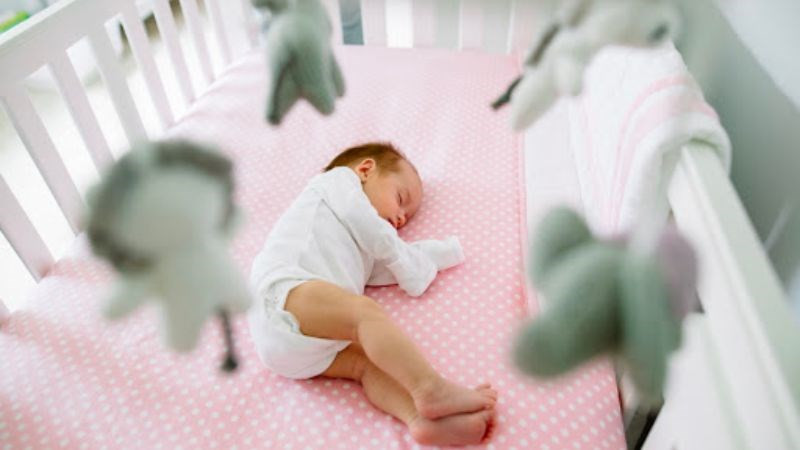 Mẹo dân gian chữa bẹp đầu cho trẻ sơ sinh: Thay đổi vị trí trong nôi