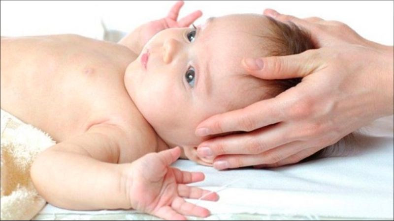 Mẹo dân gian chữa bẹp đầu cho trẻ sơ sinh: Xoa đầu con thường xuyên