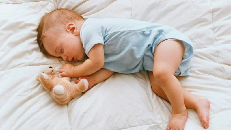 Nguyên nhân đầu bẹp ở trẻ sơ sinh: Bé nằm nghiêng một tư thế trong thời gian dài