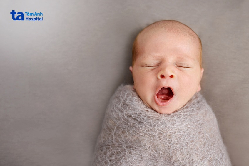 Quấn khăn đúng cách và đặt trẻ sơ sinh nằm ngửa để ngủ an toàn