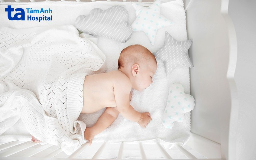 Tầm quan trọng của giấc ngủ đối với trẻ sơ sinh, em bé được ôm ấp khi ngủ