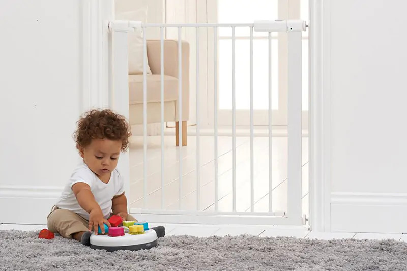 Thanh chắn bảo vệ bé an toàn khỏi cầu thang trong giai đoạn tập bò