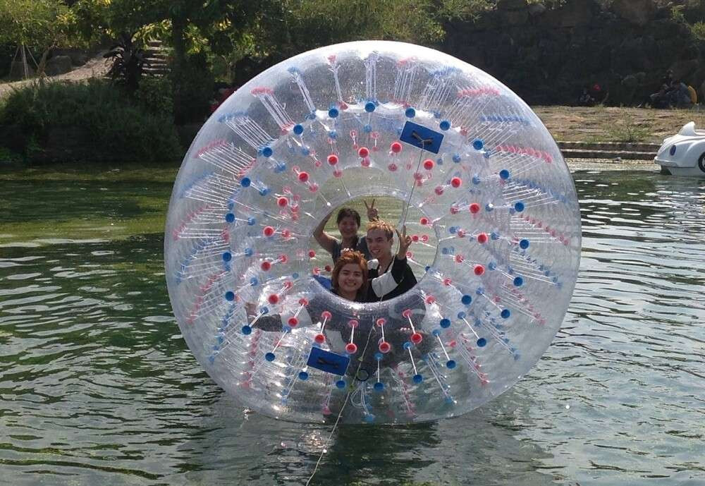 Trò chơi bóng nước sôi động tại Khu du lịch văn hóa Suối Mơ, một khu vui chơi nước hấp dẫn ở Quận 9