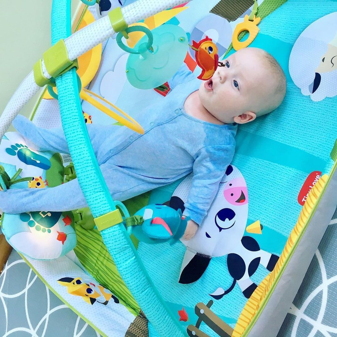 Thảm chơi cho bé được gập các mép tạo thành khu vực chơi ấm cúng, có đồ chơi và gương